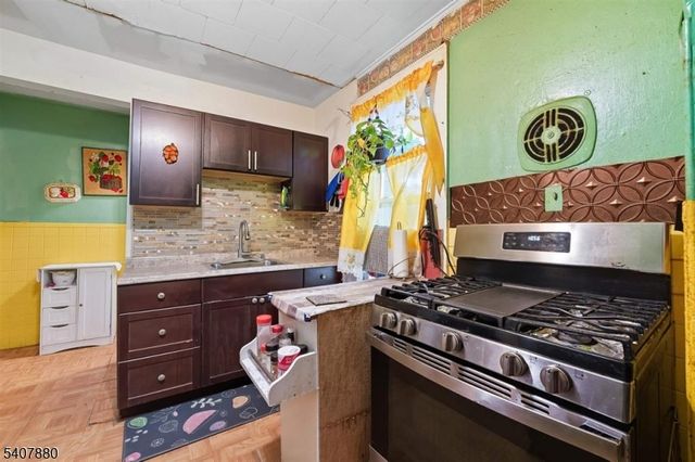 78 Valley St, Newark City, NJ 07106