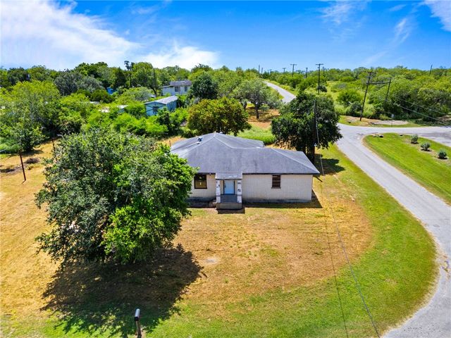 133 Lake St, Mathis, TX 78368