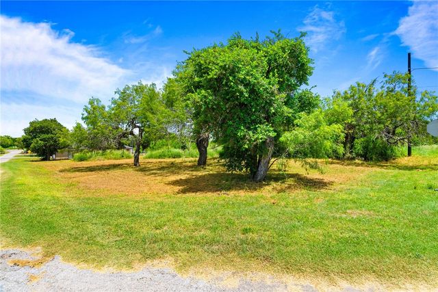 133 Lake St, Mathis, TX 78368