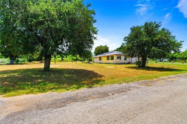 133 Lake St, Mathis, TX 78368