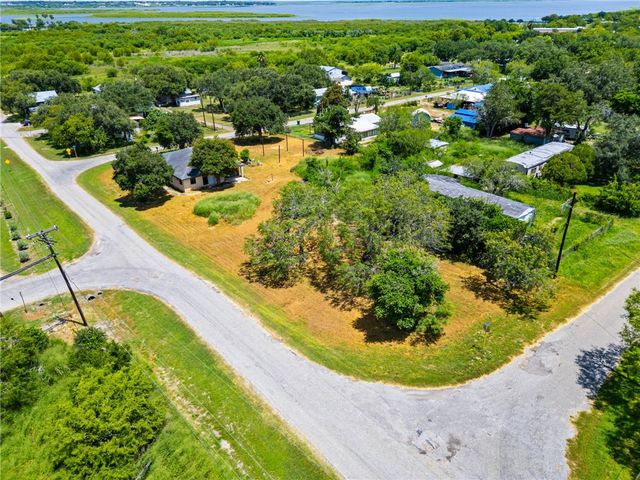133 Lake St, Mathis, TX 78368