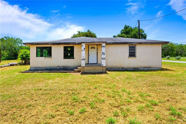 133 Lake St, Mathis, TX 78368