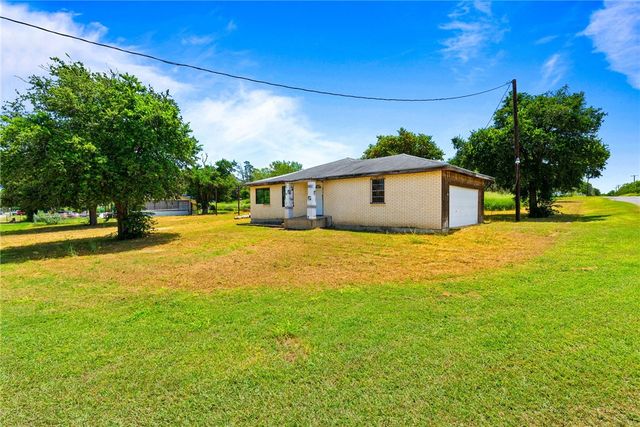133 Lake St, Mathis, TX 78368