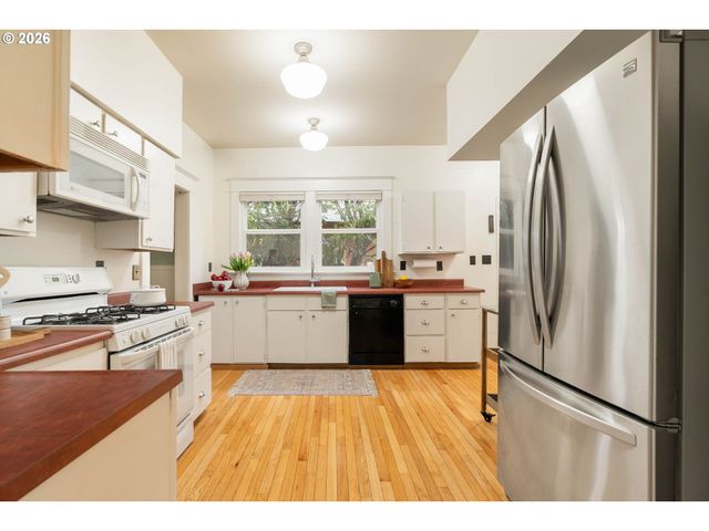 5823 Ne FLANDERS St, Portland, OR 97213