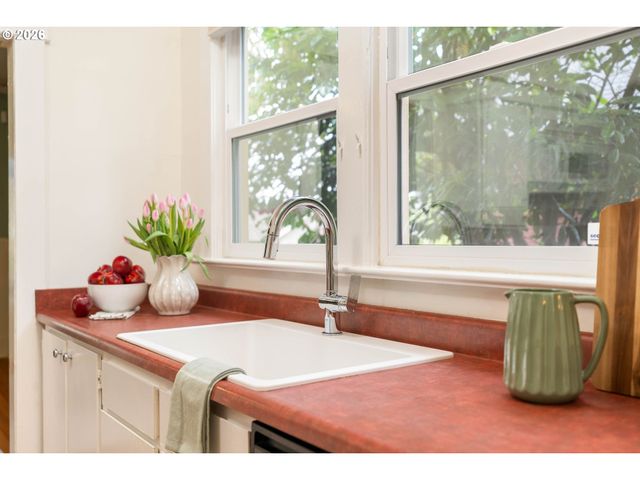 5823 Ne FLANDERS St, Portland, OR 97213