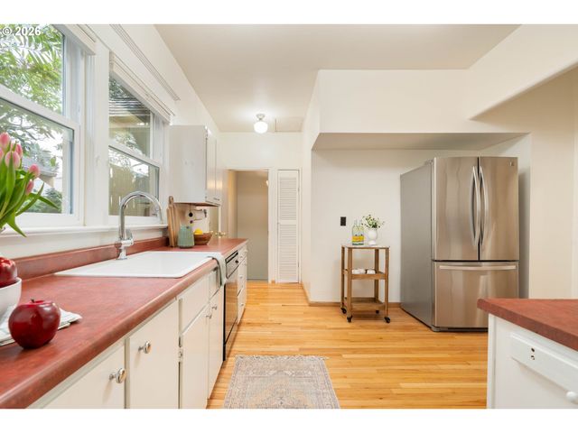 5823 Ne FLANDERS St, Portland, OR 97213