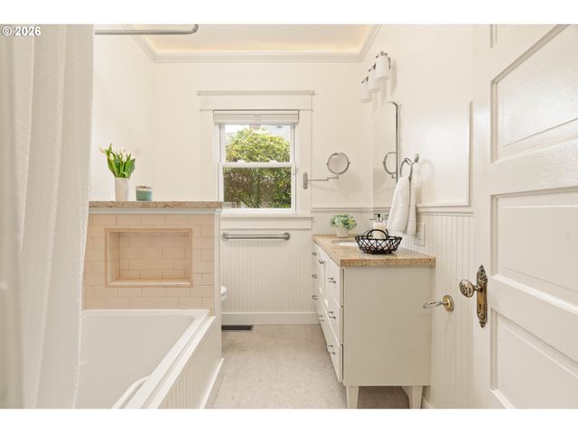 5823 Ne FLANDERS St, Portland, OR 97213