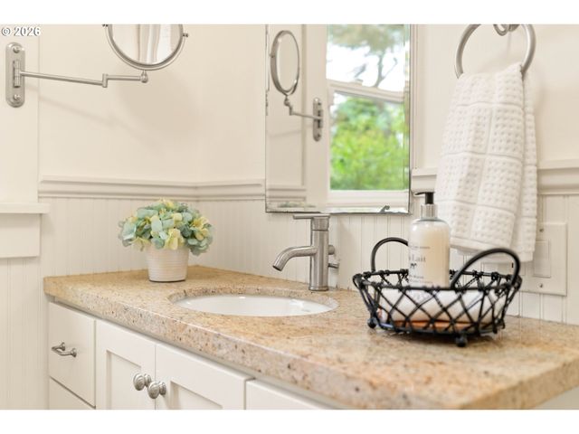 5823 Ne FLANDERS St, Portland, OR 97213