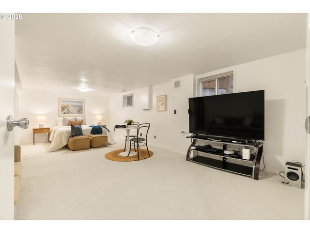 5823 Ne FLANDERS St, Portland, OR 97213