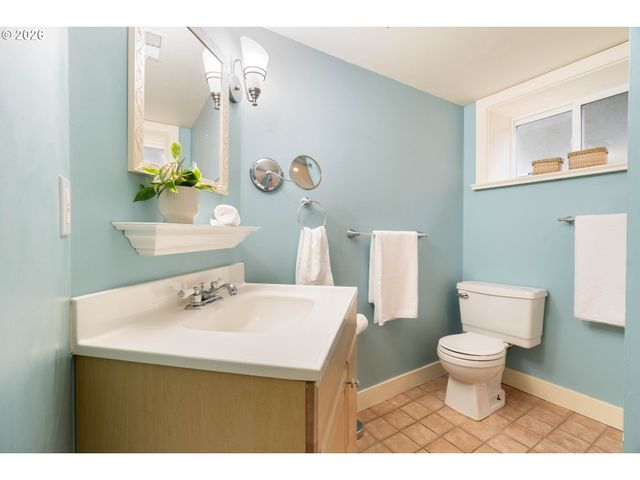 5823 Ne FLANDERS St, Portland, OR 97213