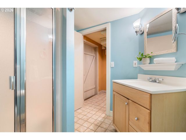 5823 Ne FLANDERS St, Portland, OR 97213