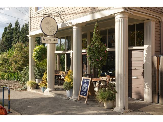 5823 Ne FLANDERS St, Portland, OR 97213