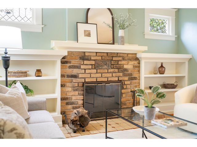 5823 Ne FLANDERS St, Portland, OR 97213