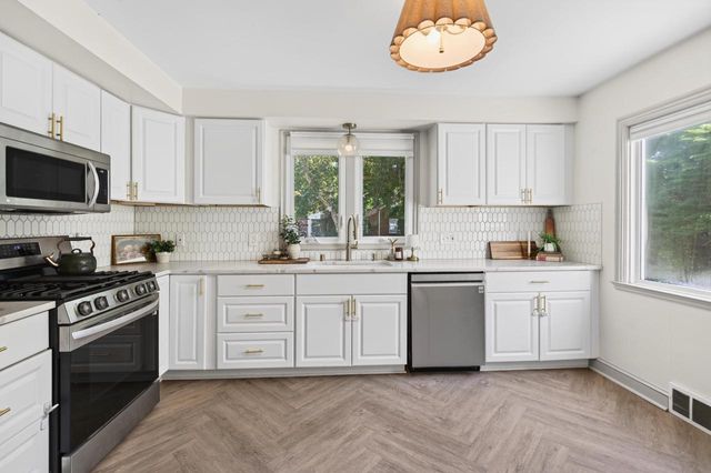 4100 N Ardmore AVENUE, Shorewood, WI 53211