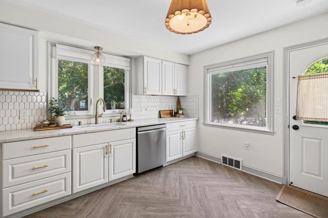 4100 N Ardmore AVENUE, Shorewood, WI 53211