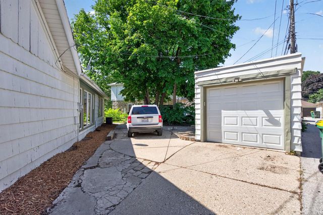 4100 N Ardmore AVENUE, Shorewood, WI 53211