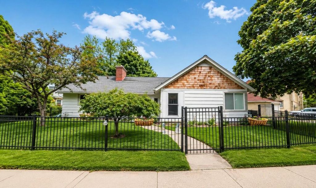 4100 N Ardmore AVENUE, Shorewood, WI 53211