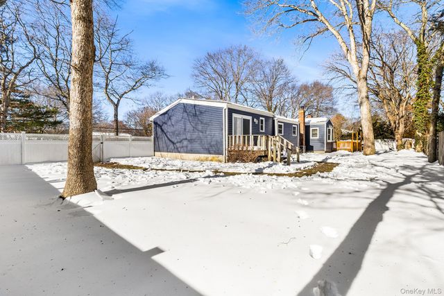 211 Oswego Avenue, Medford, NY 11763