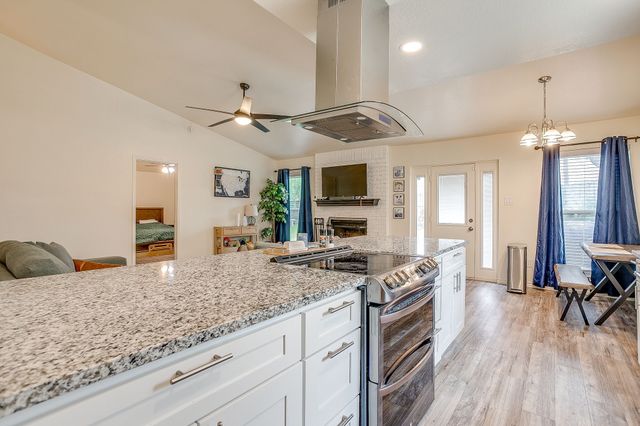 2135 Reverchon Drive, Arlington, TX 76017