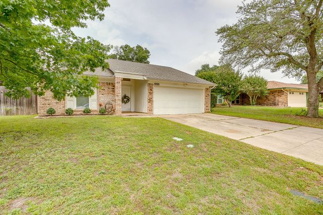 2135 Reverchon Drive, Arlington, TX 76017