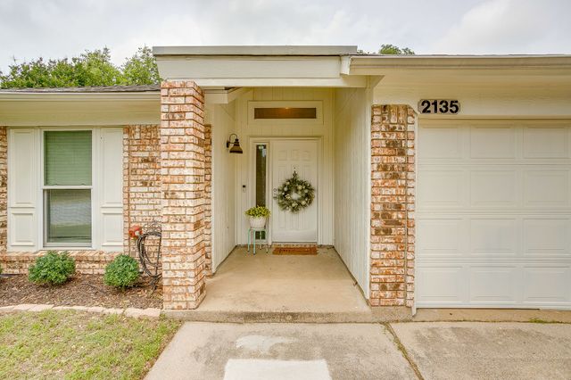 2135 Reverchon Drive, Arlington, TX 76017