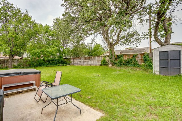 2135 Reverchon Drive, Arlington, TX 76017
