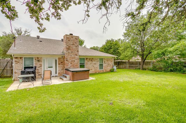 2135 Reverchon Drive, Arlington, TX 76017