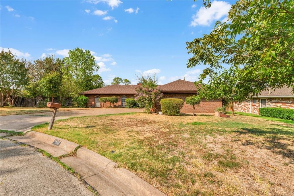 1007 Field Crest Court, Arlington, TX 76012 — exterior