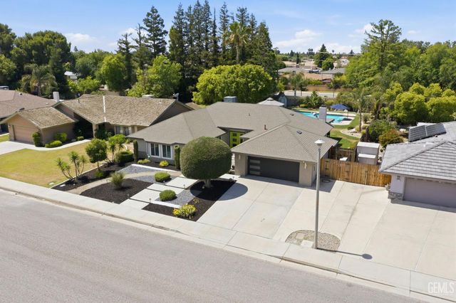 8821 Sierra Oak Drive, Bakersfield, CA 93311