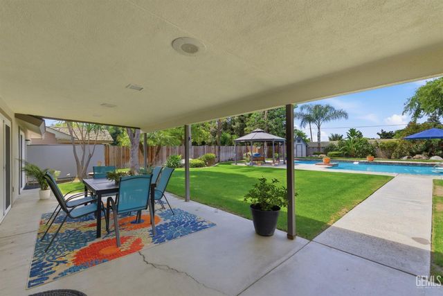 8821 Sierra Oak Drive, Bakersfield, CA 93311