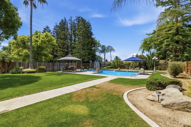8821 Sierra Oak Drive, Bakersfield, CA 93311