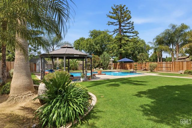 8821 Sierra Oak Drive, Bakersfield, CA 93311
