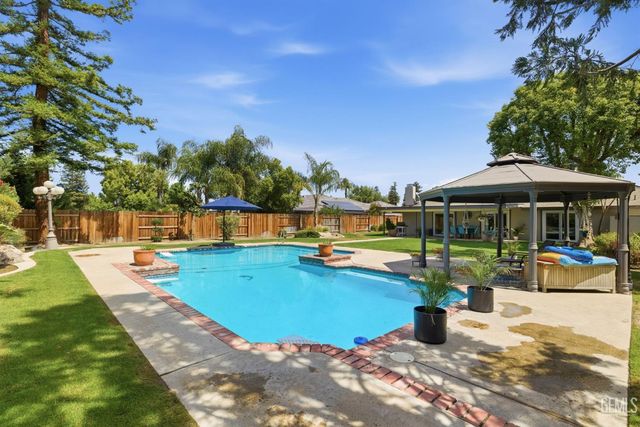 8821 Sierra Oak Drive, Bakersfield, CA 93311