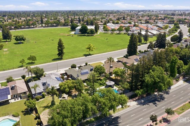 8821 Sierra Oak Drive, Bakersfield, CA 93311
