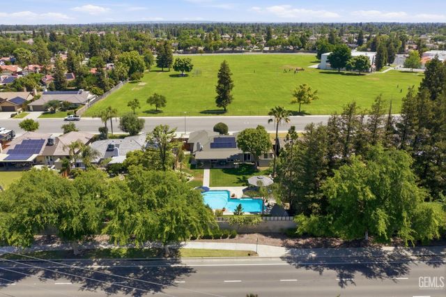 8821 Sierra Oak Drive, Bakersfield, CA 93311