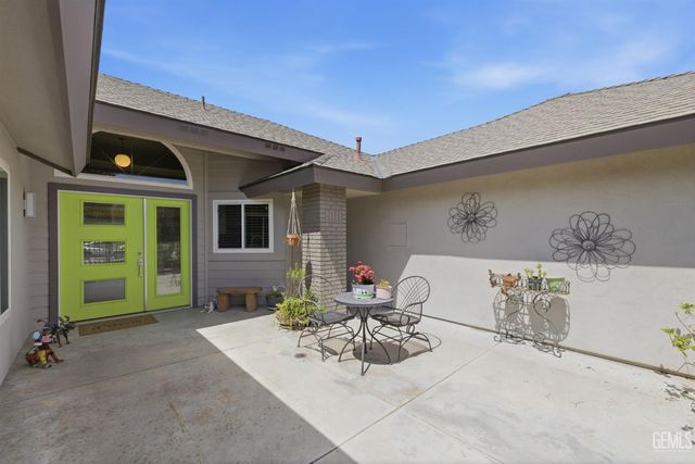 8821 Sierra Oak Drive, Bakersfield, CA 93311
