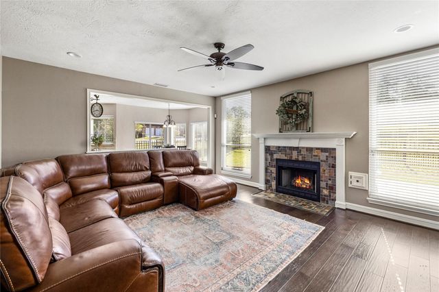 100 April Waters Drive N, Montgomery, TX 77356