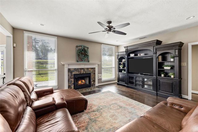 100 April Waters Drive N, Montgomery, TX 77356