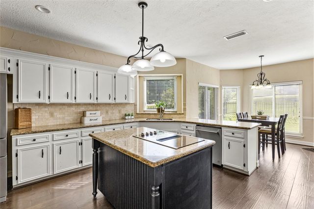 100 April Waters Drive N, Montgomery, TX 77356