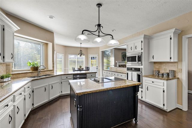 100 April Waters Drive N, Montgomery, TX 77356