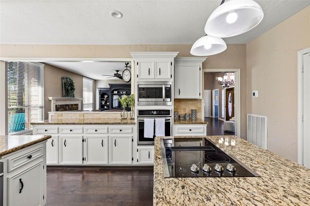 100 April Waters Drive N, Montgomery, TX 77356
