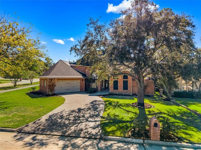 100 April Waters Drive N, Montgomery, TX 77356
