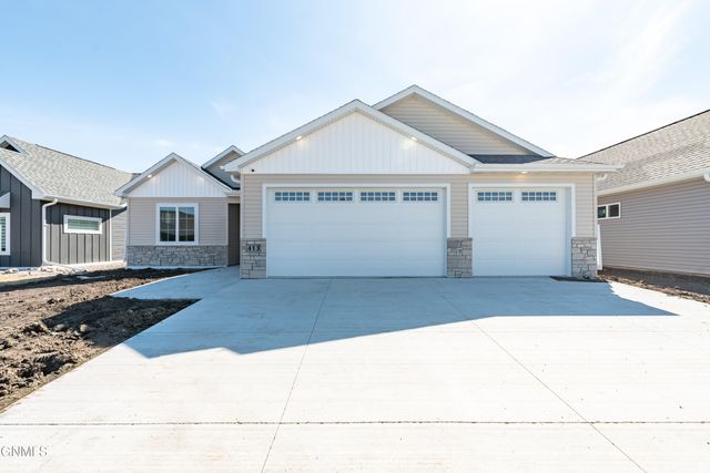 413 Lennox Drive, Bismarck, ND 58504 property photo