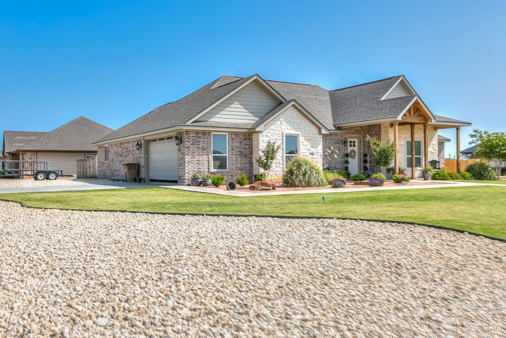 Image 2 of property listing at 5926 Bridlewood Court, San Angelo, TX 76904