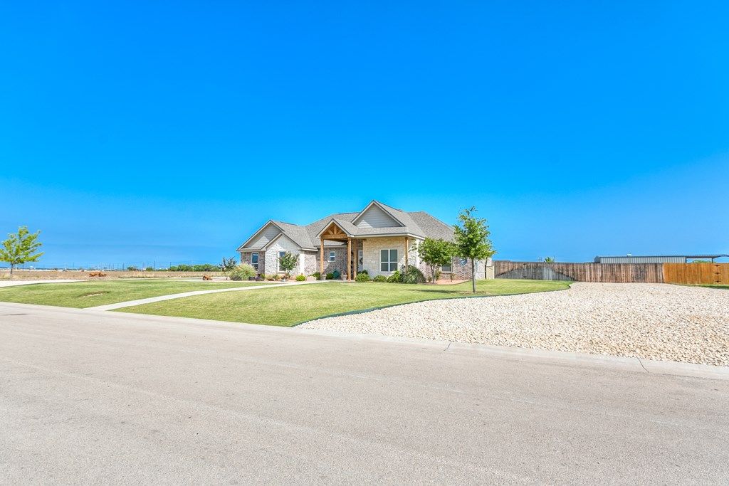 Image 3 of property listing at 5926 Bridlewood Court, San Angelo, TX 76904