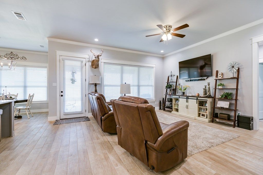 Image 6 of property listing at 5926 Bridlewood Court, San Angelo, TX 76904