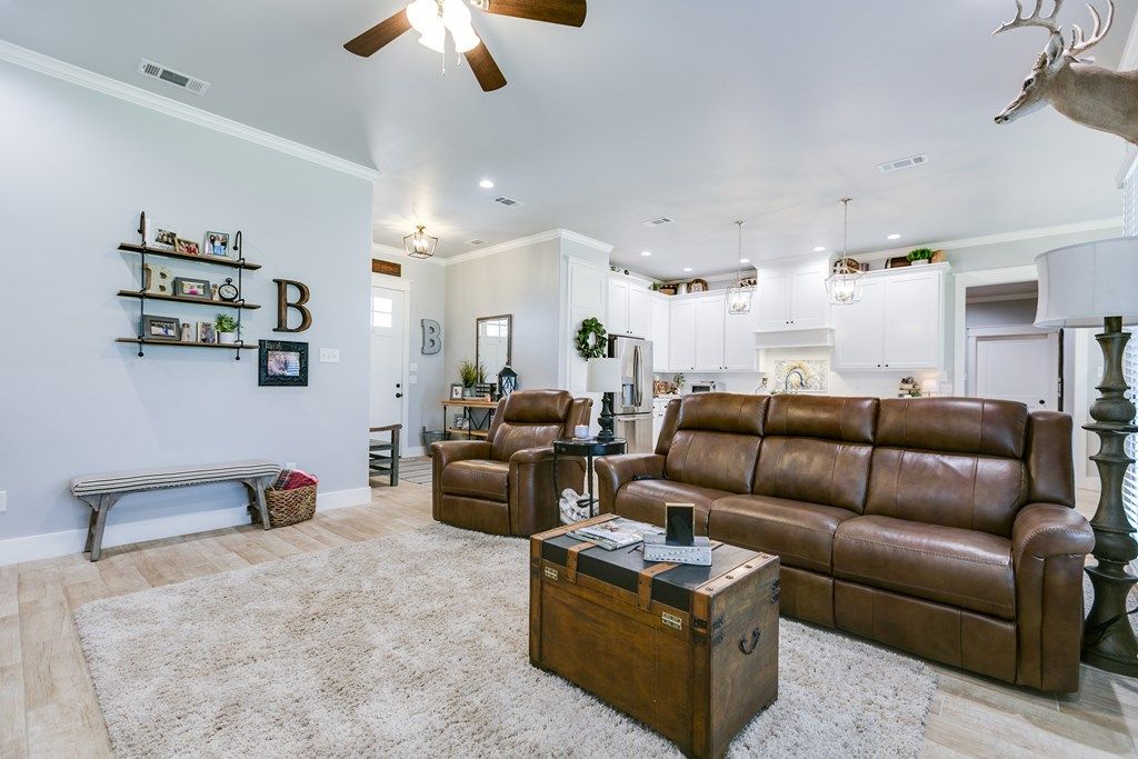 Image 8 of property listing at 5926 Bridlewood Court, San Angelo, TX 76904