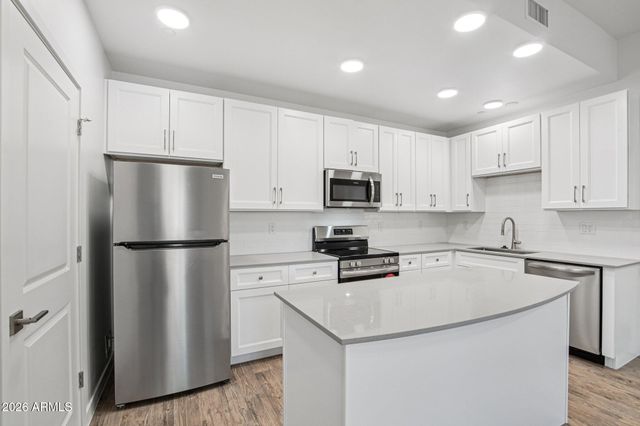 3021 W WILLIAMS Drive A201, Phoenix, AZ 85027