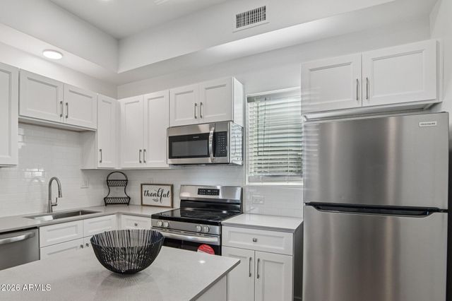 3021 W WILLIAMS Drive A201, Phoenix, AZ 85027