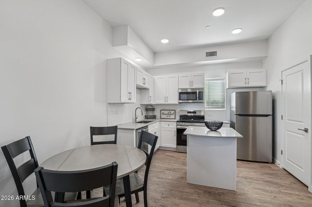 3021 W WILLIAMS Drive A201, Phoenix, AZ 85027